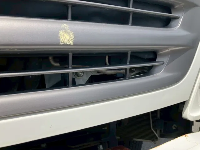 フロントグリルに塗料が付着しています。|日野 レンジャー TKG-FC9JCAP(2WD)の写真21