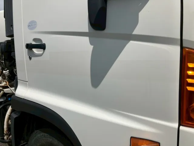 運転席側ドアにシール跡があります。|日野 レンジャー TKG-FC9JCAP(2WD)の写真22