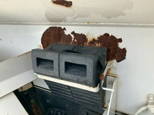 運転席側サブフレームにサビがあります。|日野 レンジャー TKG-FC9JCAP(2WD)の写真26