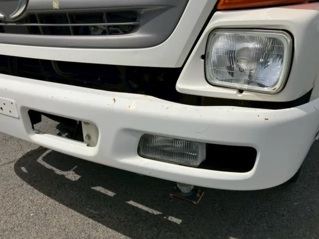 フロントバンパーにキズ・サビ・歪みヘコミがあります。|日野 レンジャー TKG-FC9JCAP(2WD)の写真29