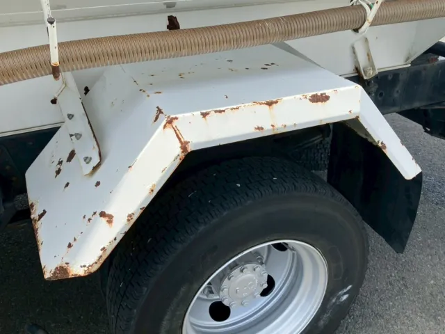 助手席側リヤフェンダーにキズ・サビ・ヘコミがあります。|日野 レンジャー TKG-FC9JCAP(2WD)の写真30