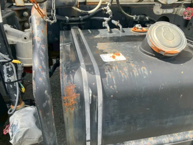 燃料タンクにサビがあります。|日野 レンジャー TKG-FC9JCAP(2WD)の写真39