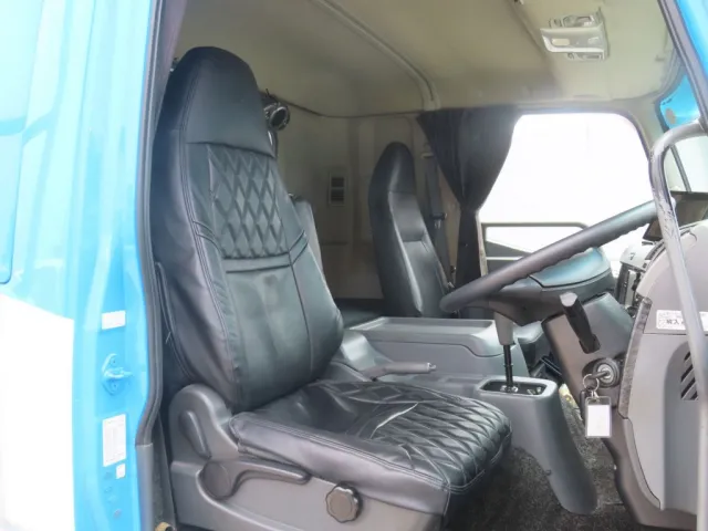 運転席座面にヘタリがあります。|三菱 ファイター TKG-FK61F(2WD)の写真6