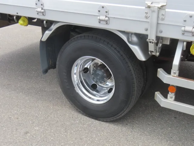 メッキホイールが装着されています。|三菱 ファイター TKG-FK61F(2WD)の写真7