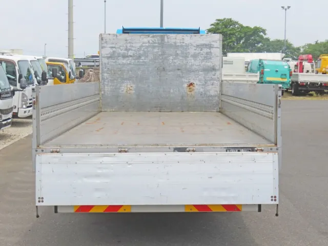 床は鉄板張りです。|三菱 ファイター TKG-FK61F(2WD)の写真8