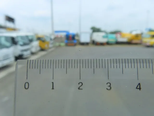 フロントガラス中央付近に小キズがあります。|三菱 ファイター TKG-FK61F(2WD)の写真10