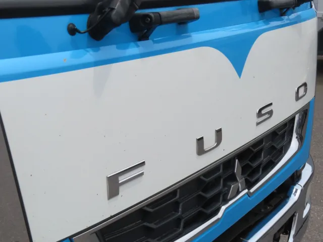 フロントパネルに小キズがあります。|三菱 ファイター TKG-FK61F(2WD)の写真11