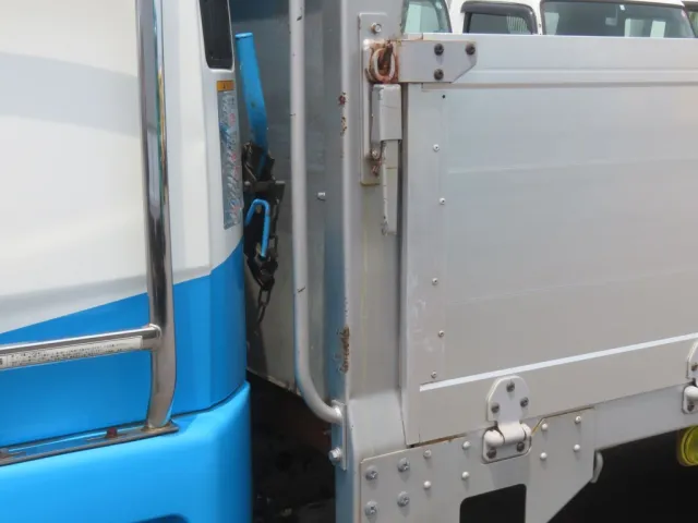 助手席側前柱にサビがあります。|三菱 ファイター TKG-FK61F(2WD)の写真16