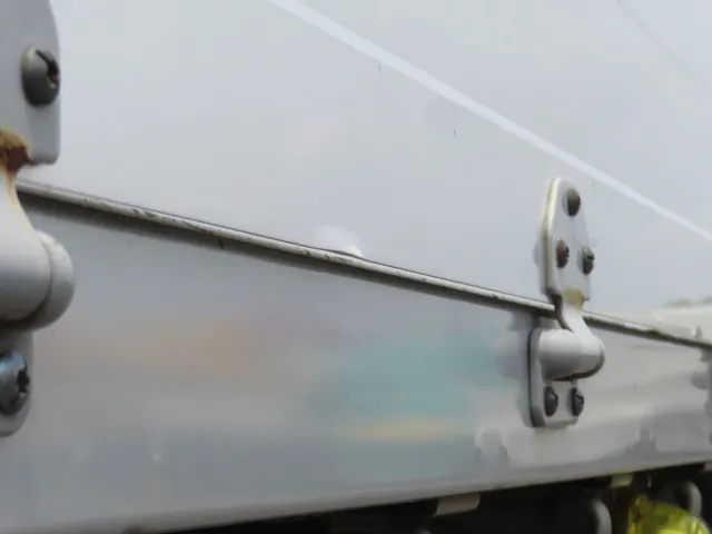 助手席側あおり下部に軽い膨らみ箇所があります。|三菱 ファイター TKG-FK61F(2WD)の写真17