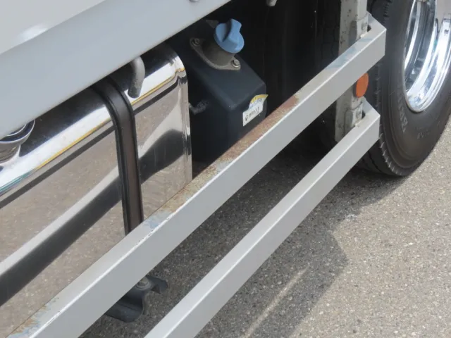 助手席側サイドバンパーにサビがあります。|三菱 ファイター TKG-FK61F(2WD)の写真18