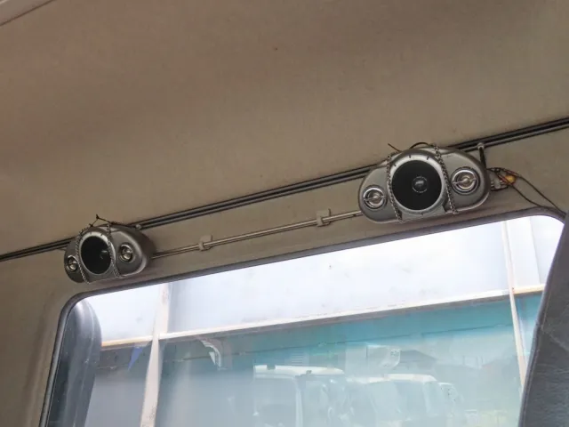 キャブ内後部に社外スピーカーが設置されています。|三菱 ファイター TKG-FK61F(2WD)の写真27