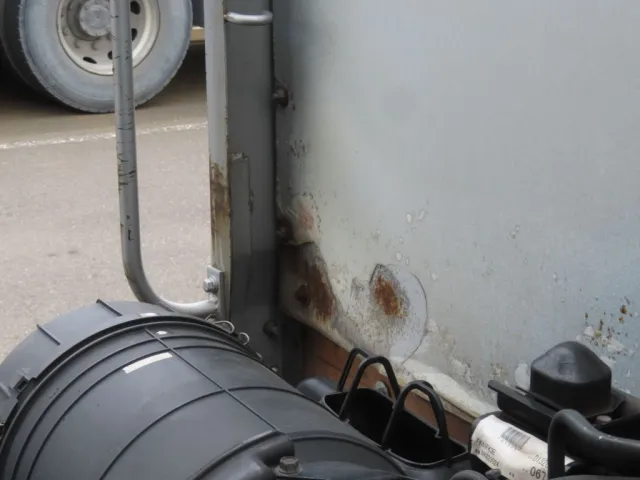 前立て外面にサビがあります。|三菱 ファイター TKG-FK61F(2WD)の写真35