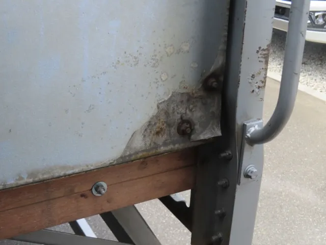 前立て外面にサビがあります。|三菱 ファイター TKG-FK61F(2WD)の写真36