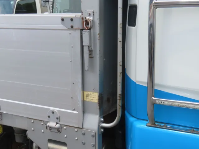 運転席側前柱にサビがあります。|三菱 ファイター TKG-FK61F(2WD)の写真37