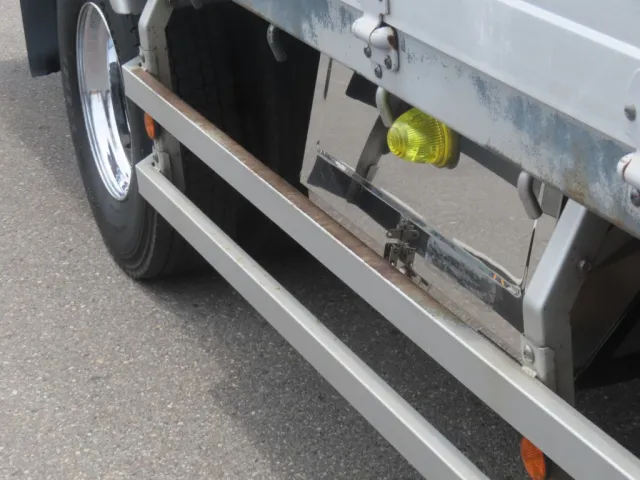 運転席側サイドバンパーにサビがあります。|三菱 ファイター TKG-FK61F(2WD)の写真40