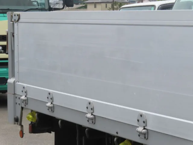 運転席側あおり後方に看板日焼け跡があります。|三菱 ファイター TKG-FK61F(2WD)の写真41