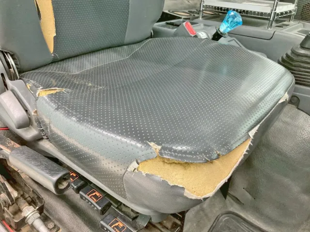 運転席座面にヘタリ・破れがあります。|いすゞ フォワード LKG-FTR90S2の写真8