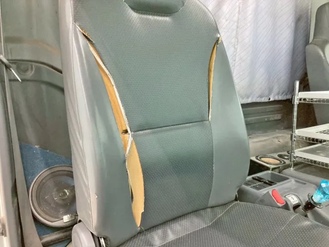 運転席背もたれに破れがあります。|いすゞ フォワード LKG-FTR90S2の写真9