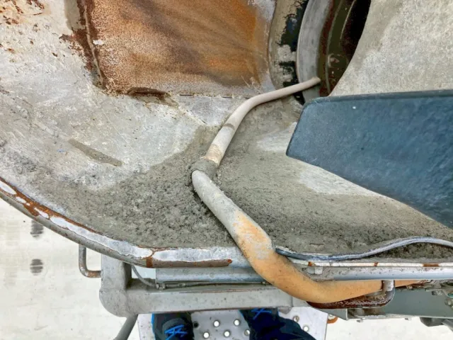 ホッパー部にホースが付いています。|いすゞ フォワード LKG-FTR90S2の写真14