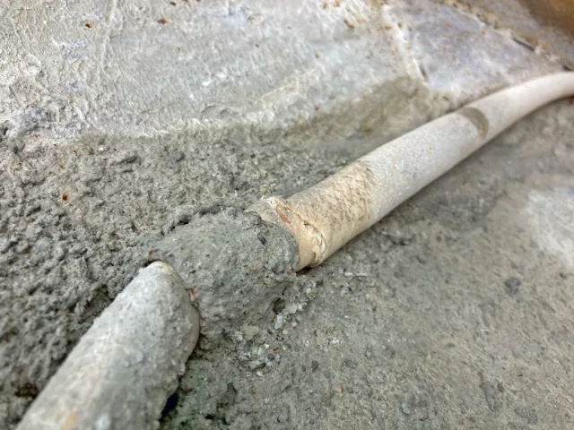 ホースの留め具付近に破れがあります。|いすゞ フォワード LKG-FTR90S2の写真15