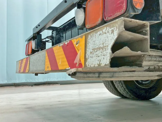 リヤバンパー運転席側に割れがあります。|いすゞ フォワード LKG-FTR90S2の写真20