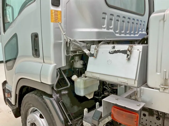 助手席側に工具箱が付いています。(フタにサビがあります)|いすゞ フォワード LKG-FTR90S2の写真24