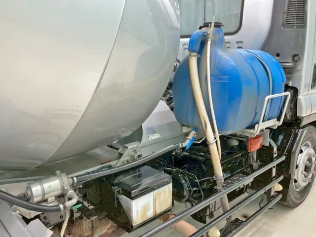 運転席側に水タンクが付いています。|いすゞ フォワード LKG-FTR90S2の写真25