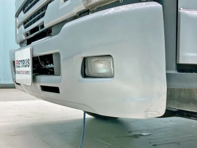 フロントバンパー助手席側にキズがあります。|いすゞ フォワード LKG-FTR90S2の写真31