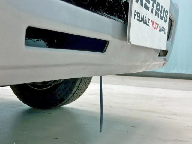 フロントバンパー運転席側にヘコミがあります。|いすゞ フォワード LKG-FTR90S2の写真32