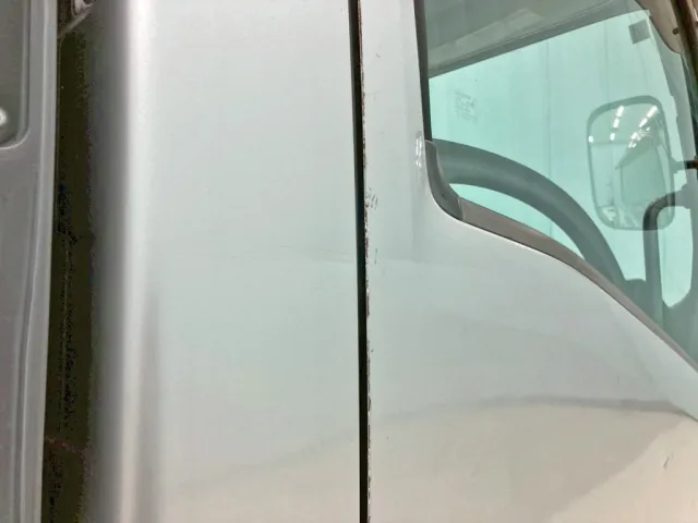 運転席側クォーターパネル 及び ドアに引きキズがあります。|いすゞ フォワード LKG-FTR90S2の写真36