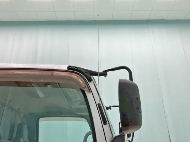 ラジオアンテナに曲がりがあります。|いすゞ フォワード LKG-FTR90S2の写真37