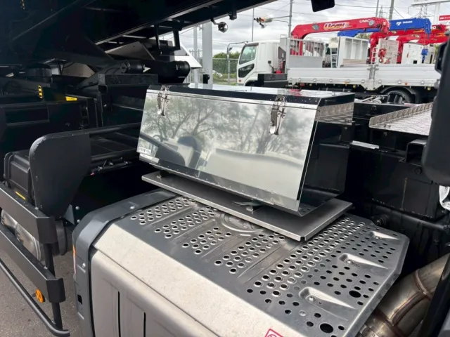 運転席側前方に工具箱が付いています。|三菱 スーパーグレート 2PG-FV80VYの写真18