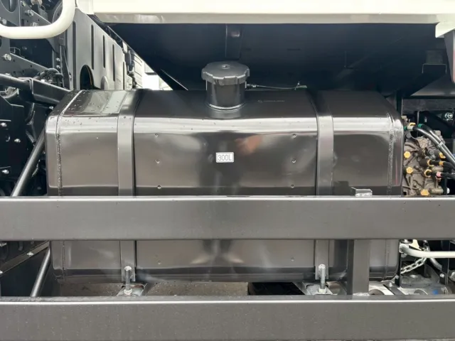 燃料タンクは300Lです。|三菱 スーパーグレート 2PG-FV80VYの写真21