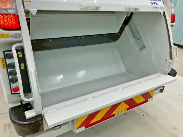 積み込み方式はプレス式です。|日野 レンジャー 2KG-FC2ABA(2WD)の写真17