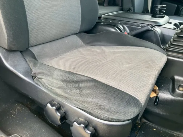 運転席シートにヘタリ・穴・破れがあります。|日野 レンジャー QKG-FE7JKAAの写真8