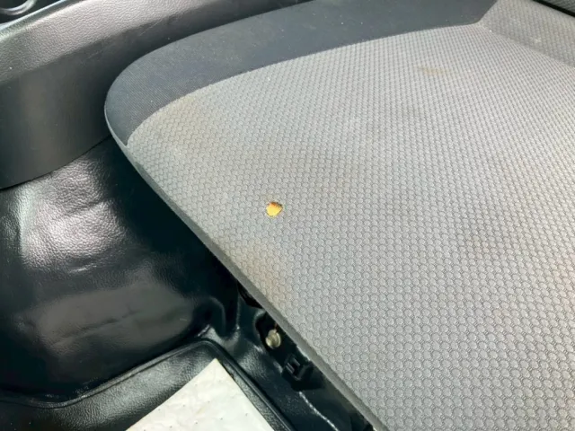 助手席シートに穴があります。|日野 レンジャー QKG-FE7JKAAの写真9
