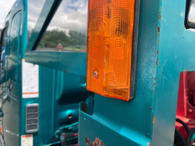 助手席側鳥居のウインカーレンズに亀裂があります。|日野 レンジャー QKG-FE7JKAAの写真42