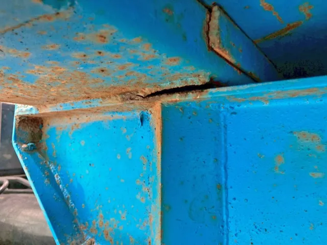 助手席側前方の横ネタ接合部に割れがあります。|瑞穂  コンテナの写真8