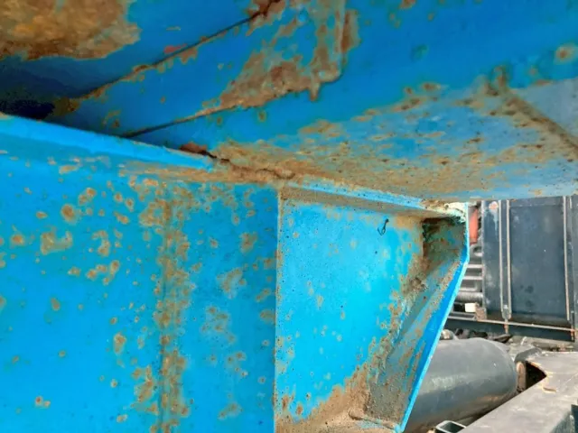 運転席側前方の横ネタ接合部に亀裂があります。|瑞穂  コンテナの写真12