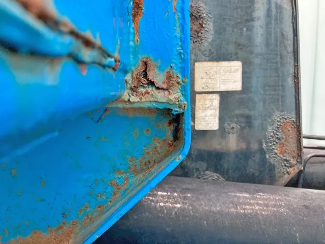 運転席側縦ネタ前方に腐食があります。|瑞穂  コンテナの写真13