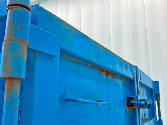 リヤゲート助手席側上部の骨組みにヘコミがあります。|瑞穂  コンテナの写真15