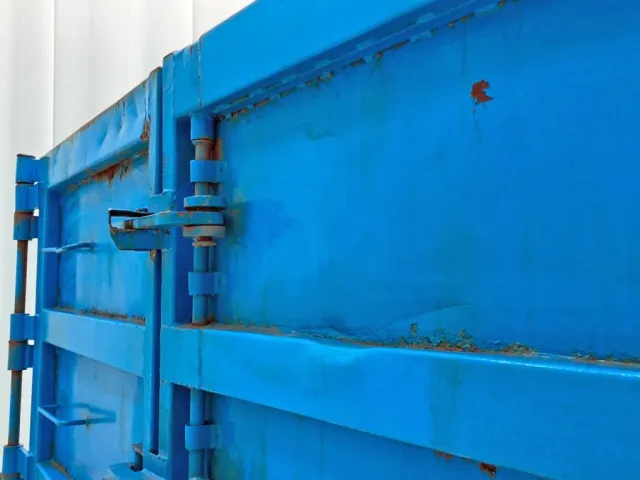 リヤゲート運転席側上部の骨組みにヘコミがあります。|瑞穂  コンテナの写真16