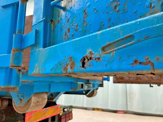 助手席側リヤドア下部に腐食・穴あきがあります。|瑞穂  コンテナの写真23