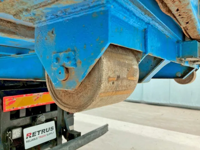 助手席側リヤローラーが固着しています。|瑞穂  コンテナの写真31