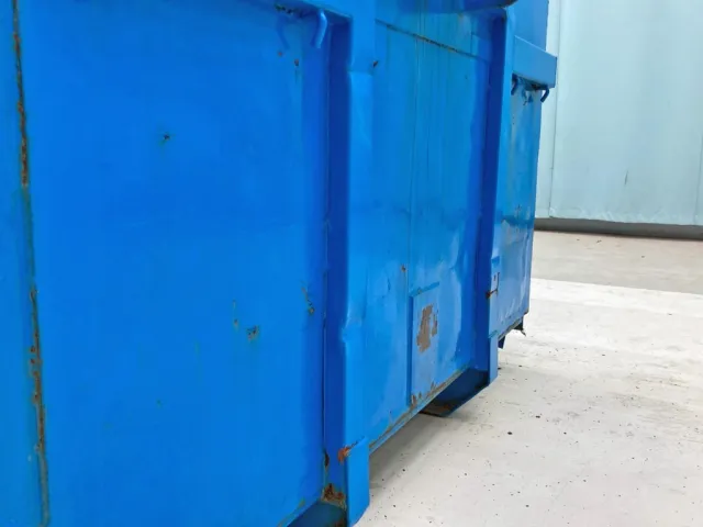 ボディー前方運転席側骨組みにヘコミがあります。|瑞穂  コンテナの写真34