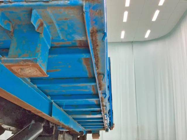 助手席側サイドレールに歪みがあります。(前方)|瑞穂  コンテナの写真42