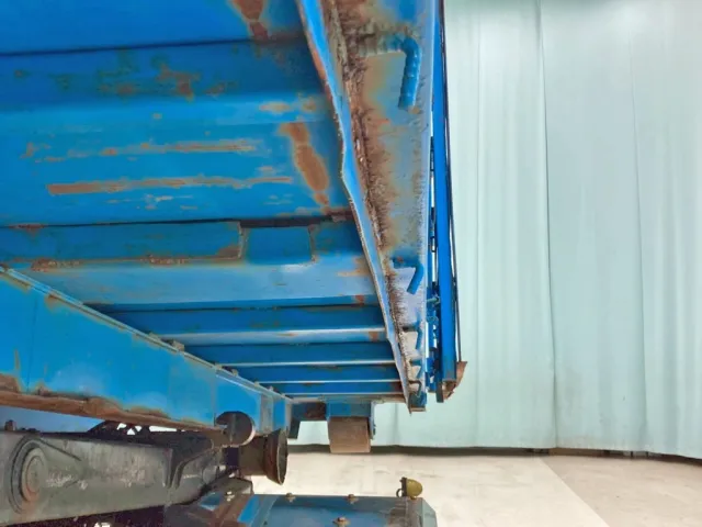 助手席側サイドレールに歪みがあります。(後方)|瑞穂  コンテナの写真43