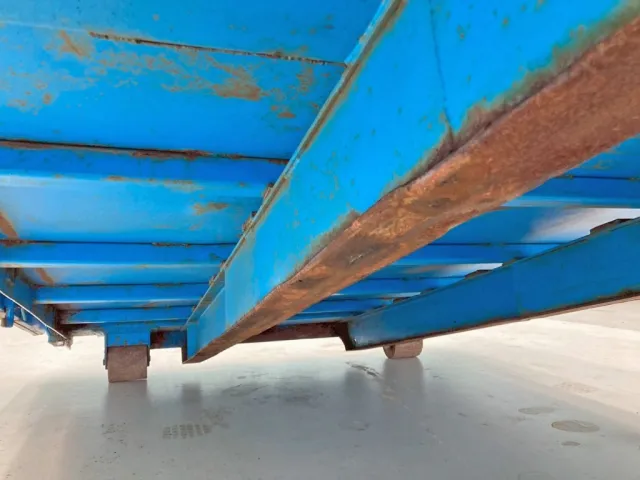 運転席側縦ネタ後方に曲がりがあります。|瑞穂  コンテナの写真46