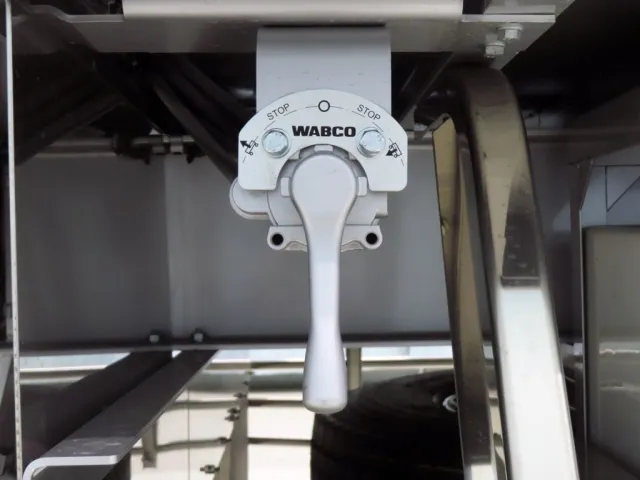 エアサスの昇降レバーです。|トレクス  VFR345の写真23