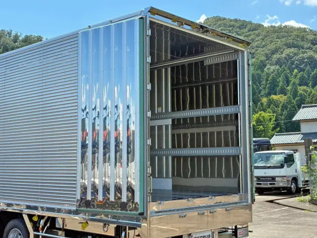 助手席側リヤドア裏側 及び ボディー運転席側後方にステンレスが張られています。|日野 プロフィア 2DG-FW1AHCの写真10